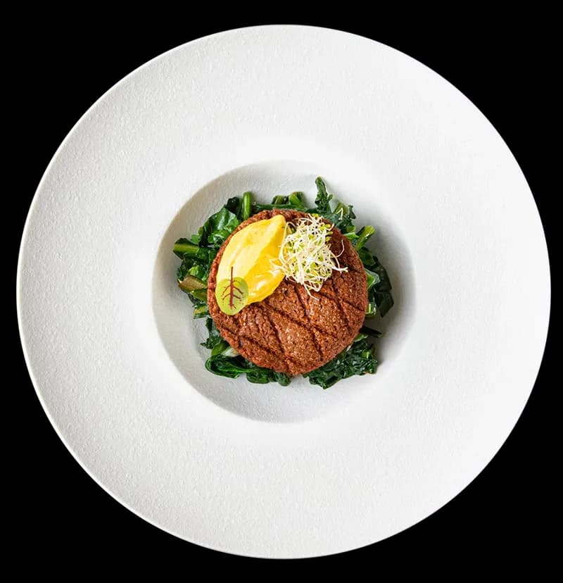 Beyond Sour — Burger di carne vegetale con coste e spinaci. Chic Food Piatto Blue Zone.