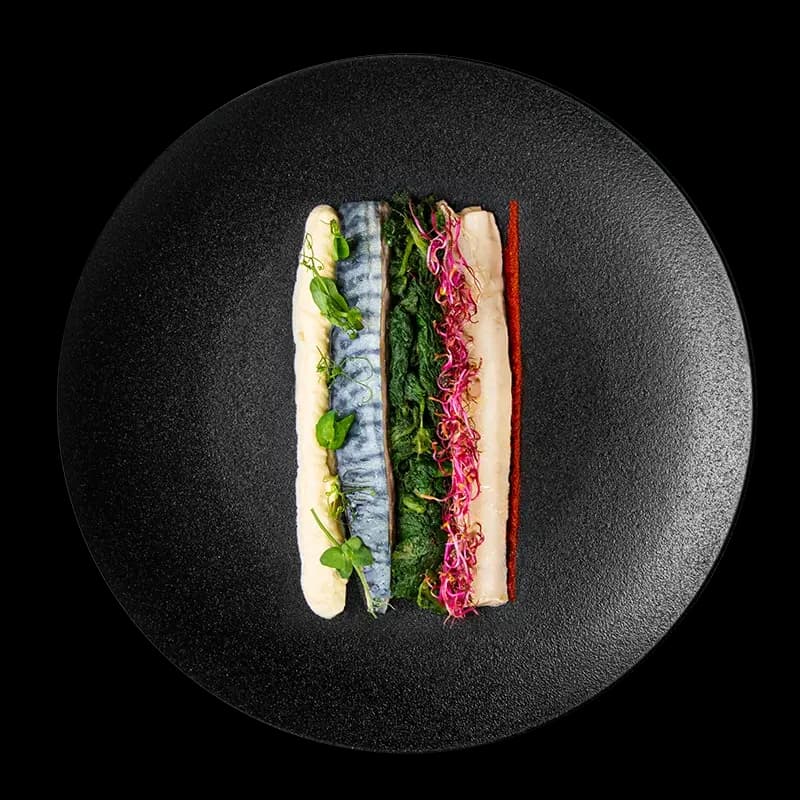 Cabaya Lines — Sgombro su purè di fave con coste e colatura di alici. Chic Food Piatto Blue Zone.