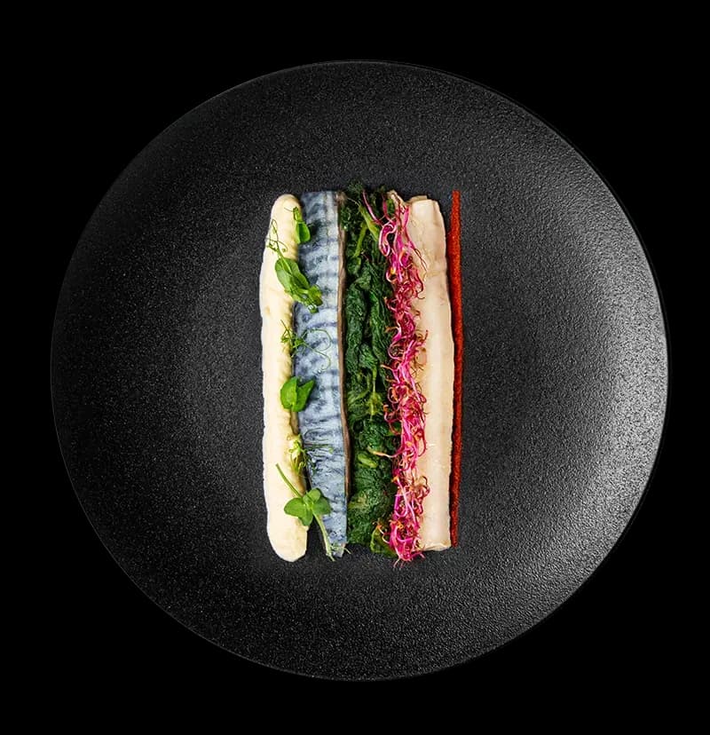 Cabaya Lines — Sgombro su purè di fave con coste e colatura di alici. Chic Food Piatto Blue Zone.