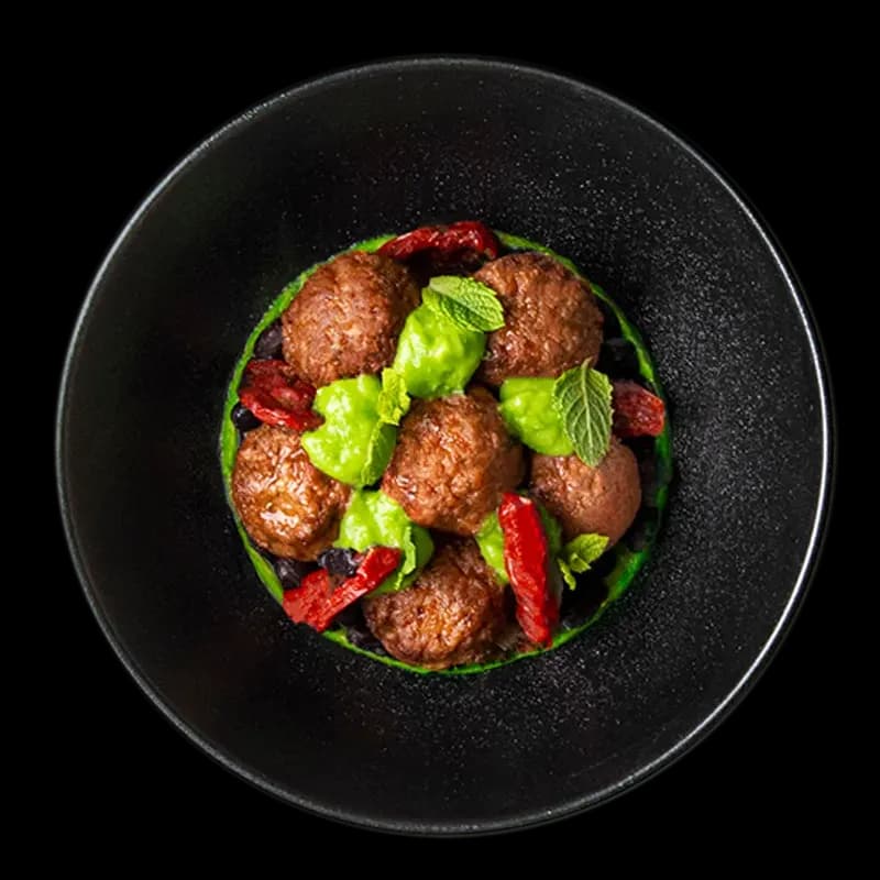 Energy Greens — Polpette vegane con asparagi, pomodori secchi, fagioli neri. Chic Food Piatto Blue Zone.