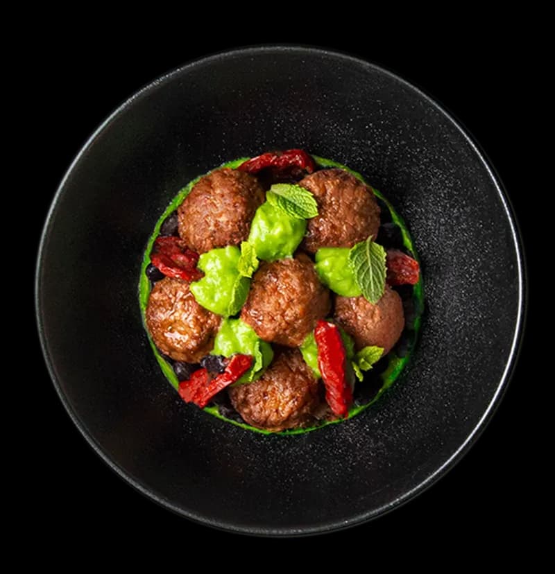 Energy Greens — Polpette vegane con asparagi, pomodori secchi, fagioli neri. Chic Food Piatto Blue Zone.