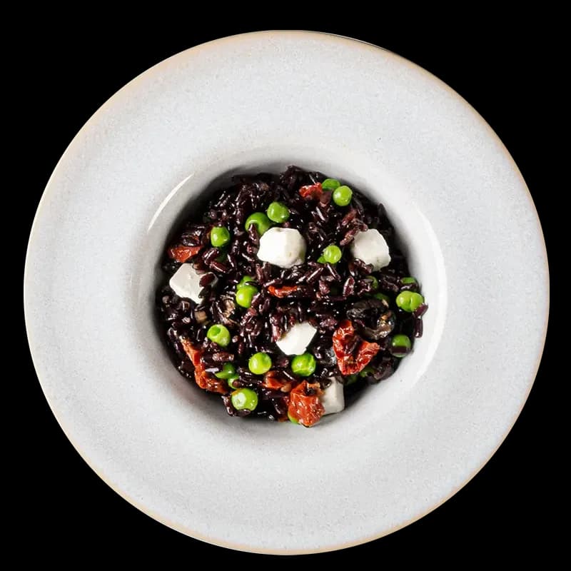 Fit Feta — Riso nero con feta, pomodori secchi e olive taggiasche. Chic Food Piatto Blue Zone.