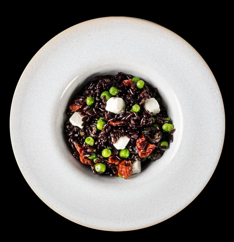 Fit Feta — Riso nero con feta, pomodori secchi e olive taggiasche. Chic Food Piatto Blue Zone.