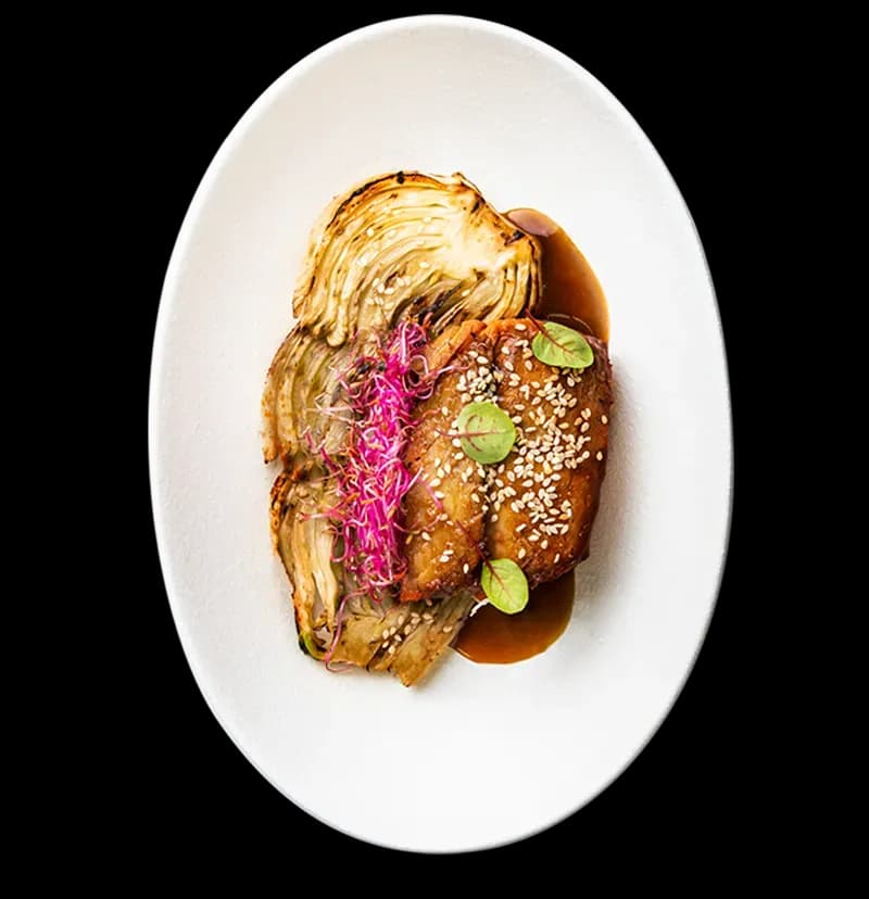Flambed Cod — Cabillaud flambé au miso avec fenouil et sésame. Chic Food Plat Blue Zone.