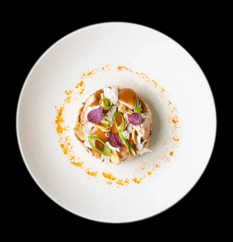 Golden Chicken — Pollo Yakitori con riso al cocco, banana e zucchine. Chic Food Piatto Blue Zone.