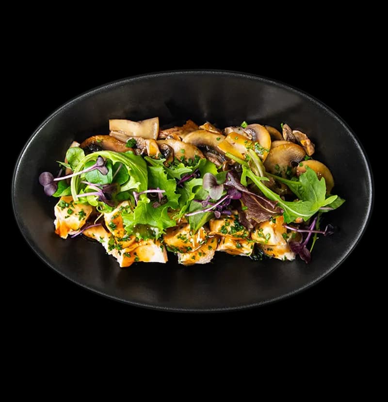 Ikigai — Pollo al prezzemolo e limone con funghi shiitake. Chic Food Piatto Blue Zone.