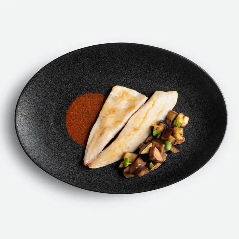 Ionian Delight — Orata con melanzane al tabasco. Chic Food Piatto Blue Zone.