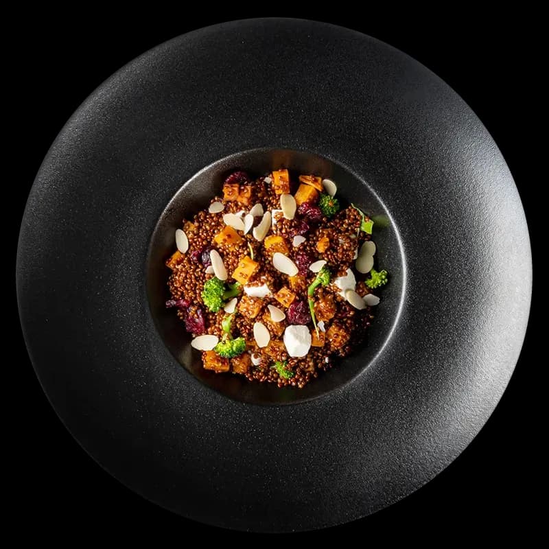 Ironman — Quinoa rossa con batate, feta e mirtilli rossi. Chic Food Piatto Blue Zone.