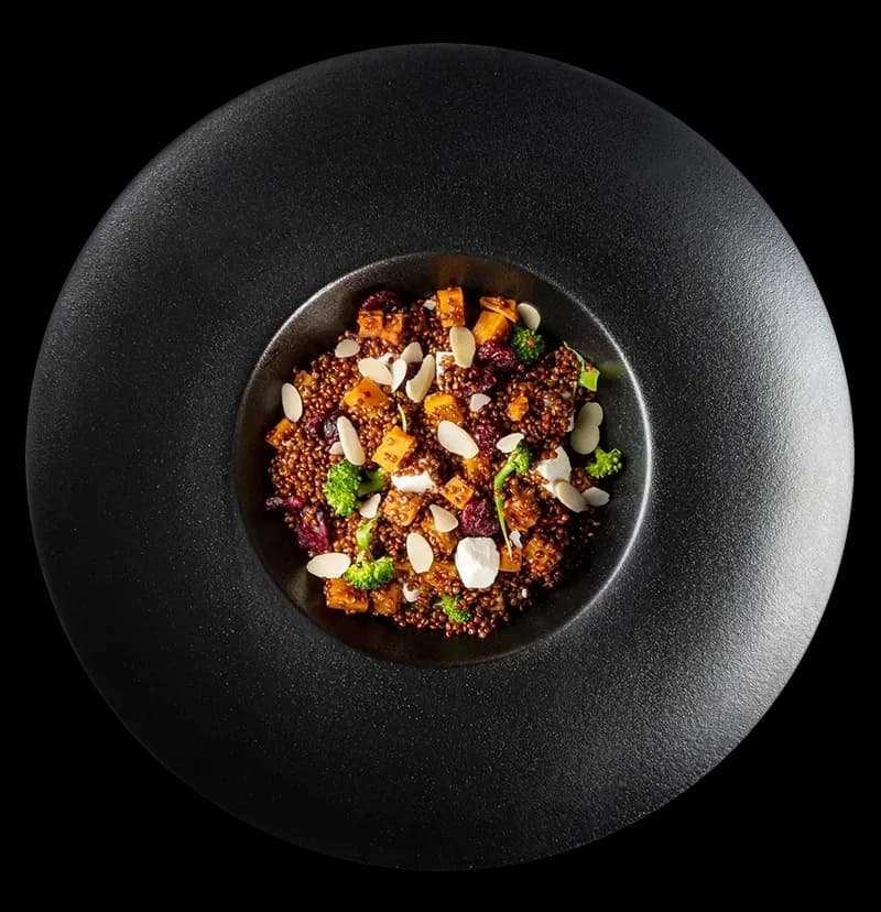 Ironman — Quinoa rossa con batate, feta e mirtilli rossi. Chic Food Piatto Blue Zone.