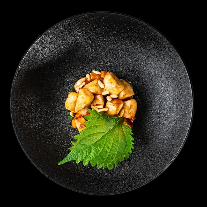 Kabosha Shiso — Pollo Yakitori con zucca, coste e uvetta. Chic Food Piatto Blue Zone.