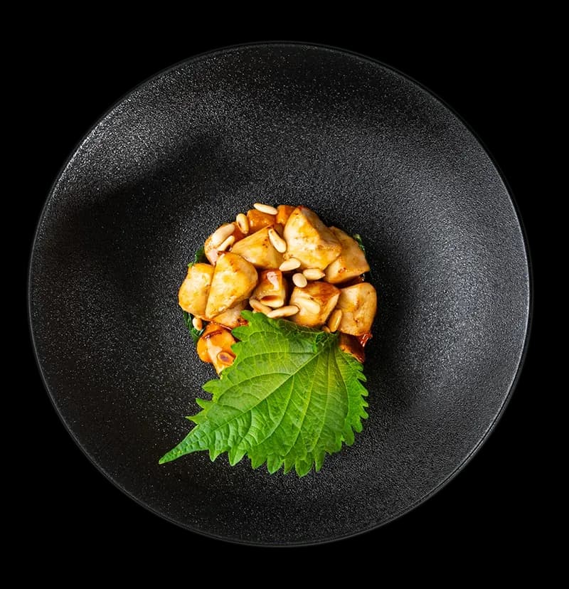 Kabosha Shiso — Pollo Yakitori con zucca, coste e uvetta. Chic Food Piatto Blue Zone.