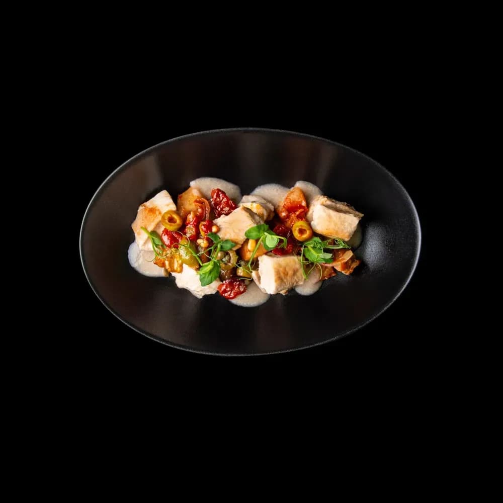 Kymino — Pollo con capperi, olive e melanzane. Chic Food Piatto Blue Zone.