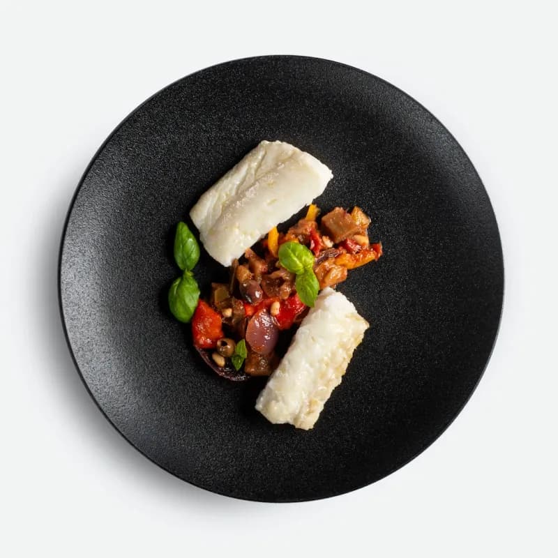 Longevity Cod — Merluzzo con caponata. Chic Food Piatto Blue Zone.