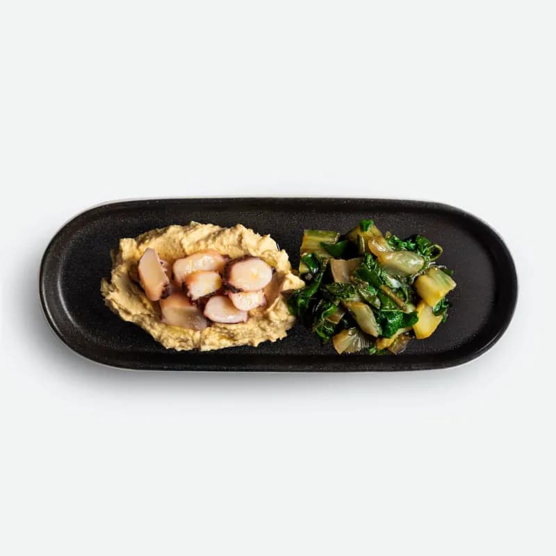 Mediterranea — Polpo su crema di ceci con coste e pinoli. Chic Food Piatto Blue Zone.