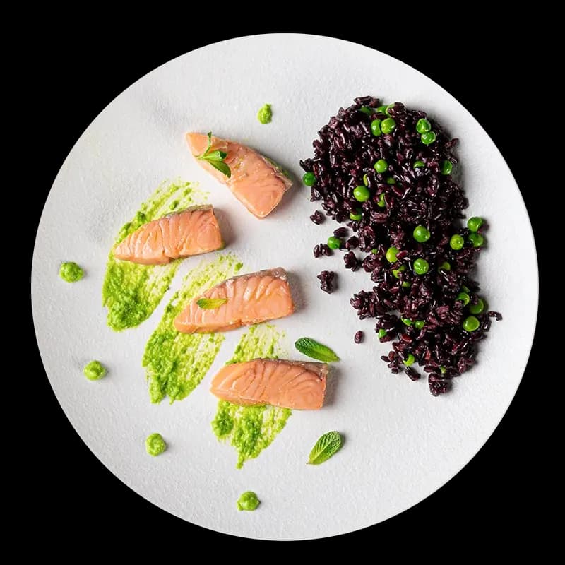 Midnight Salmon — Salmone con riso nero, piselli, asparagi e menta. Chic Food Piatto Blue Zone.