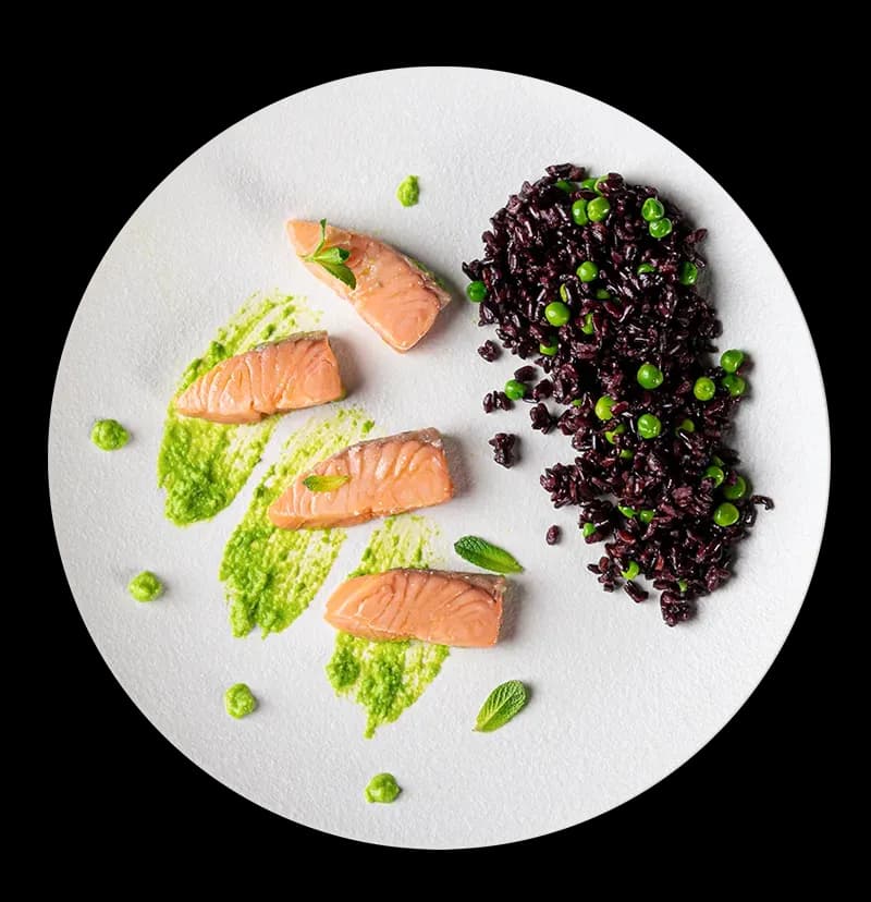 Midnight Salmon — Salmone con riso nero, piselli, asparagi e menta. Chic Food Piatto Blue Zone.