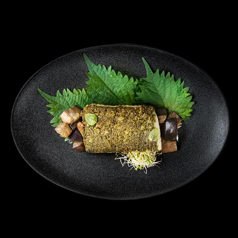 Moringa Cod — Merluzzo con moringa, melanzane e pinoli. Chic Food Piatto Blue Zone.