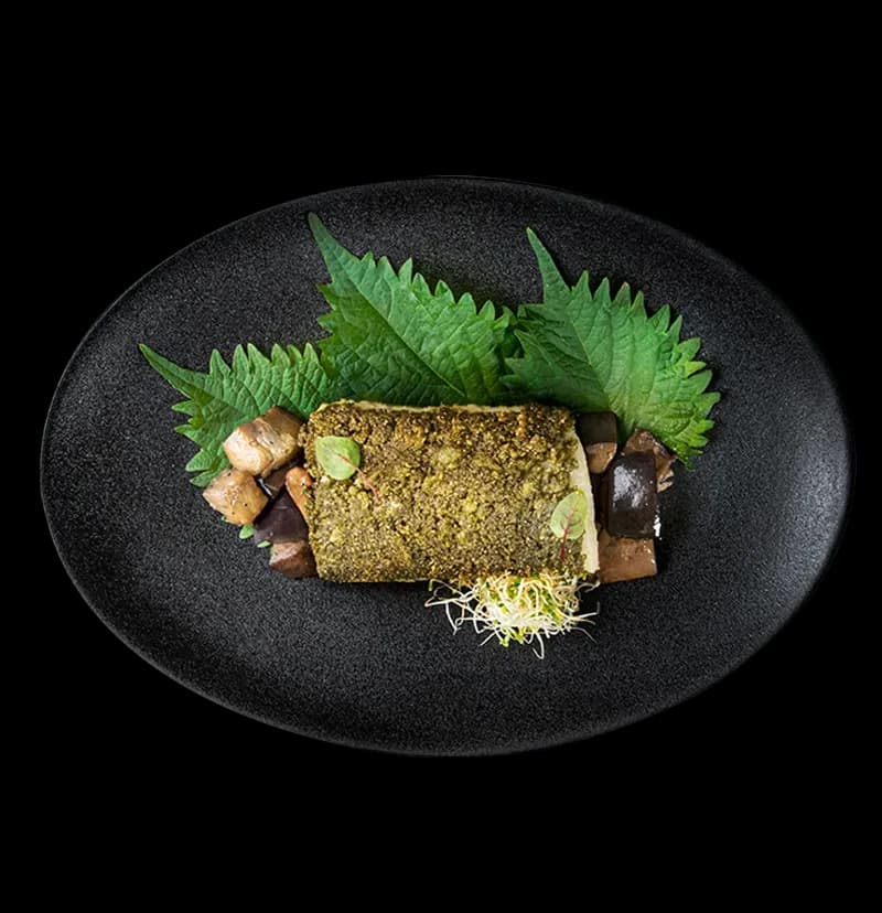 Moringa Cod — Cabillaud avec moringa, aubergines et pignons. Chic Food Plat Blue Zone.