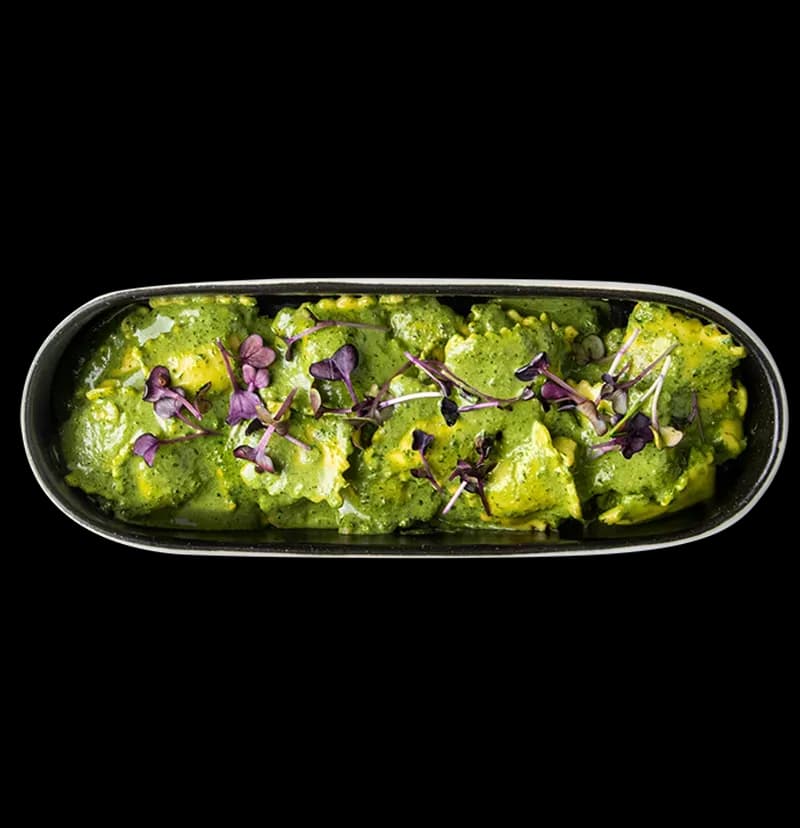 Pansotti — Pansotti ripieni di borragine e ricotta con pesto di borragine. Chic Food Piatto Blue Zone.