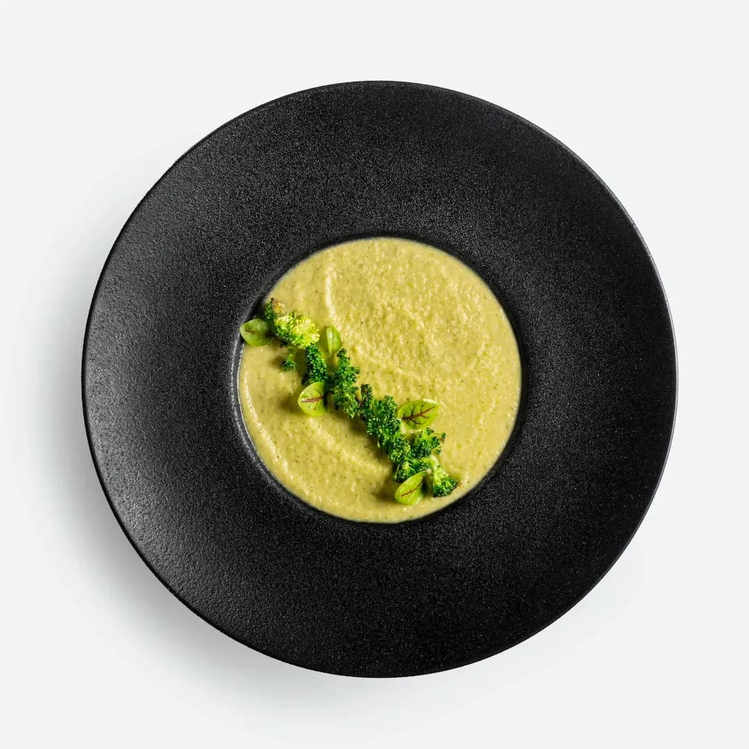 Vellutata Broccoli. Chic Food Piatto Blue Zone.